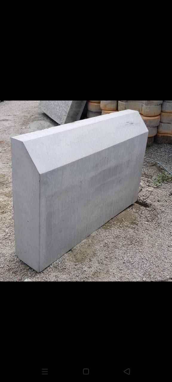 Precast concrete kerb stone